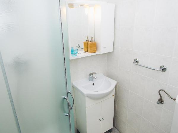 Apartments and Rooms Ille : photo 10 de la chambre chambre triple avec salle de bains privative