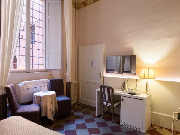 La Terrazza Sul Campo-Rooms Only : photo 1 de la chambre petite chambre double