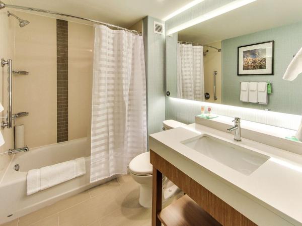 Hyatt Place Edmonton West : photo 10 de la chambre chambre lit king-size avec canapé-lit et douche accessible en fauteuil roulant - accessible aux personnes à mobilité réduite