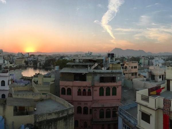 Udai Haveli Guest House : photo 4 de la chambre chambre double Économique avec salle de bains et toilettes communes