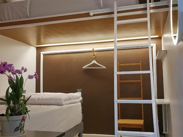 Bed in Town : photo 2 de la chambre small twin room (female only)