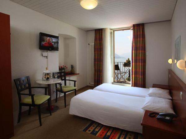 Piazza Ascona Hotel & Restaurants : photo 1 de la chambre chambre lits jumeaux avec balcon et vue sur le lac
