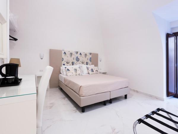 Holiday Sorrento Center : photo 2 de la chambre chambre double ou lits jumeaux deluxe avec balcon