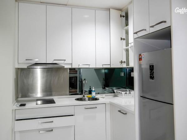 Resort Hostel In City : photo 10 de la chambre lit simple dans dortoir pour hommes avec salle de bains commune