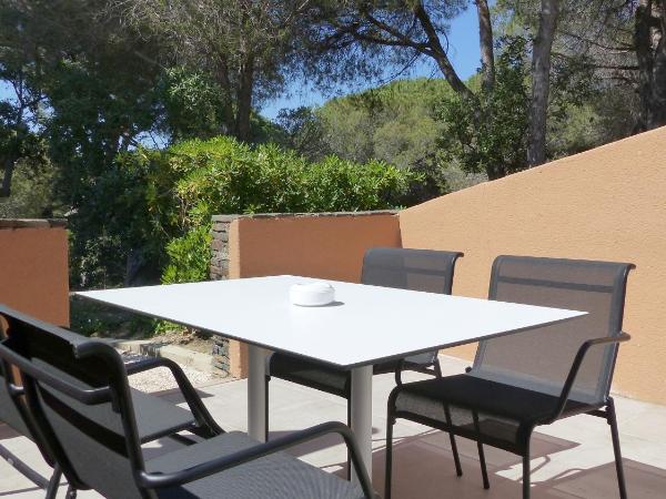 Hôtel les Bouis - Vue mer : photo 2 de la chambre chambre familiale - vue sur jardin