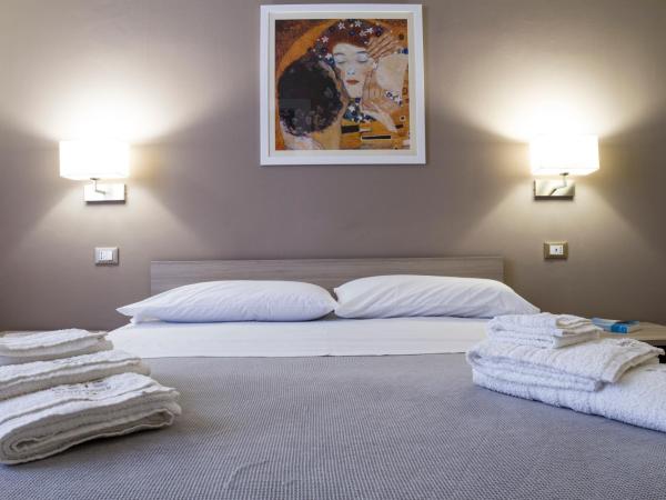 Bagnasco 18 suite&terrace : photo 2 de la chambre chambre double avec salle de bains privative