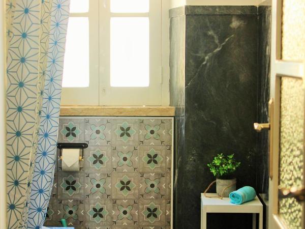 Alojamentos Vista Mar-Luisa Todi : photo 8 de la chambre chambre familiale avec salle de bains privative séparée