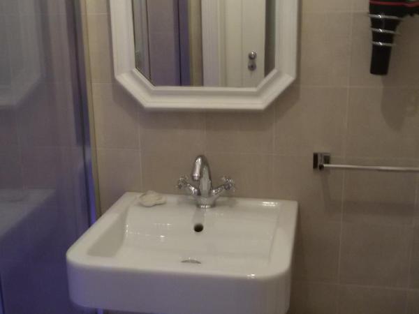 B&B Dei Cardinale : photo 8 de la chambre chambre triple avec salle de bains privative