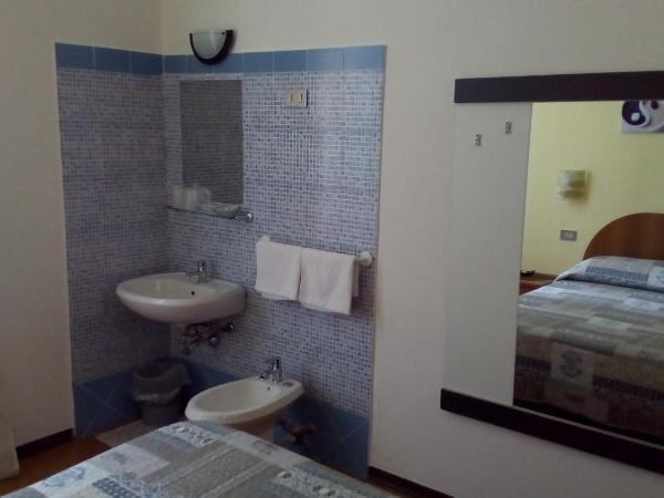 Hotel Tirreno : photo 3 de la chambre chambre double standard avec salle de bains commune