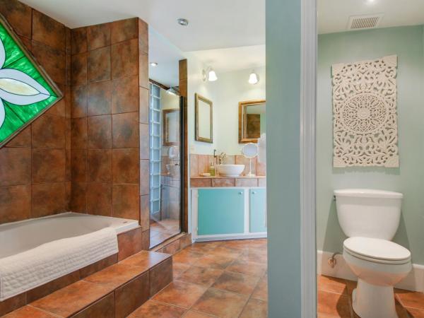 Auld Sweet Olive Bed and Breakfast : photo 5 de la chambre suite lit king-size avec baignoire spa