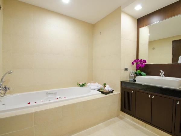 Grand Mercure Bangkok Asoke Residence : photo 7 de la chambre grande suite lit king-size deluxe avec salon et balcon