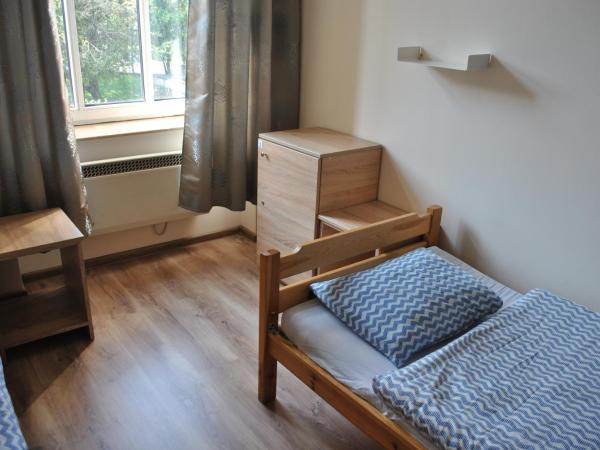 Hostel Katowice Centrum : photo 3 de la chambre chambre triple avec salle de bains commune