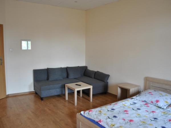 Hostel Katowice Centrum : photo 8 de la chambre chambre double avec salle de bains commune