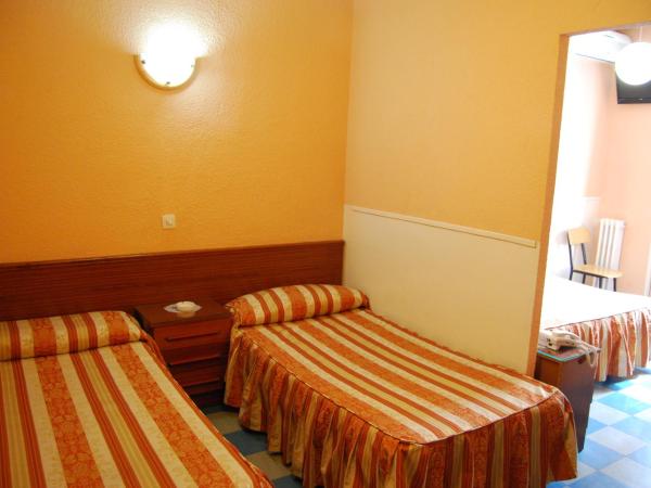 Hostal La Perla Asturiana : photo 1 de la chambre chambre triple