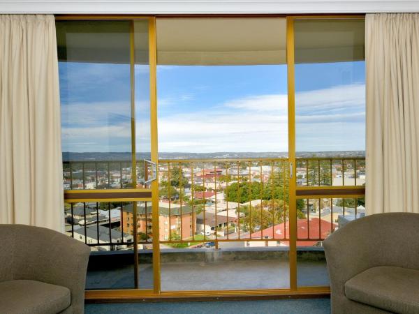 Atlantic Tower Motor Inn : photo 4 de la chambre chambre lit queen-size avec balcon