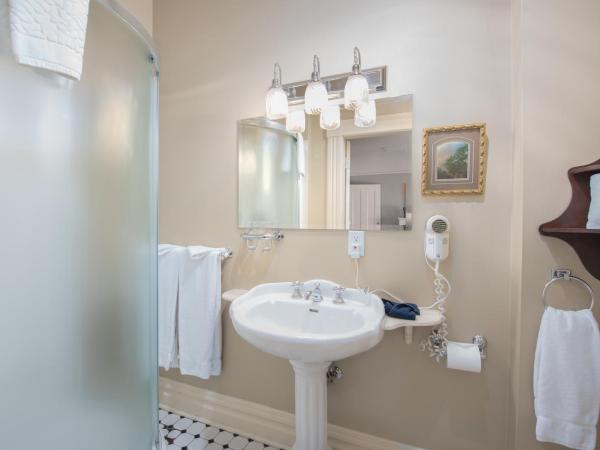 O Canada House Bed & Breakfast : photo 2 de la chambre chambre lit queen-size deluxe