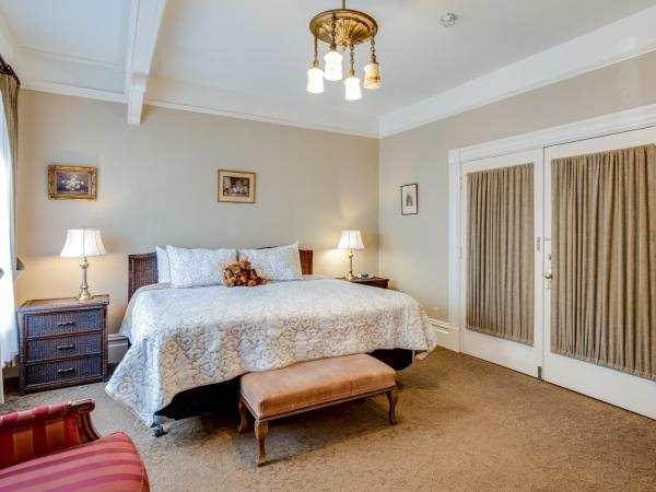 O Canada House Bed & Breakfast : photo 4 de la chambre chambre lit king-size - rez-de-chaussée