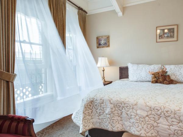 O Canada House Bed & Breakfast : photo 6 de la chambre chambre lit king-size - rez-de-chaussée