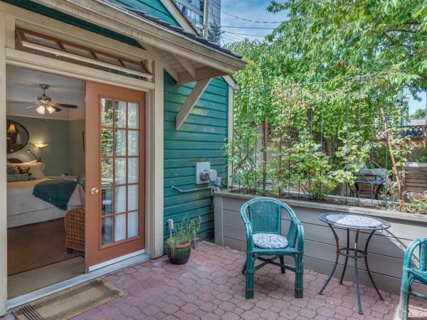 O Canada House Bed & Breakfast : photo 1 de la chambre chambre lit queen-size avec patio