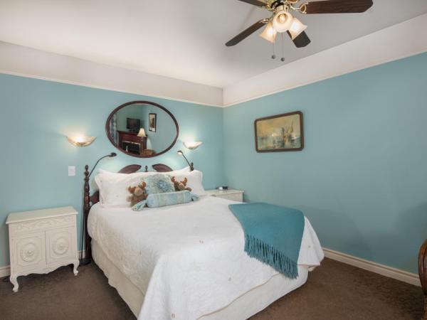 O Canada House Bed & Breakfast : photo 7 de la chambre chambre lit queen-size avec patio