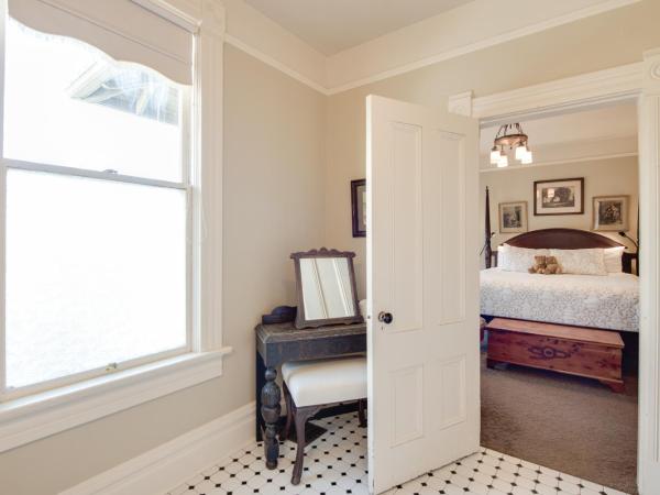 O Canada House Bed & Breakfast : photo 2 de la chambre chambre lit king-size - vue sur ville