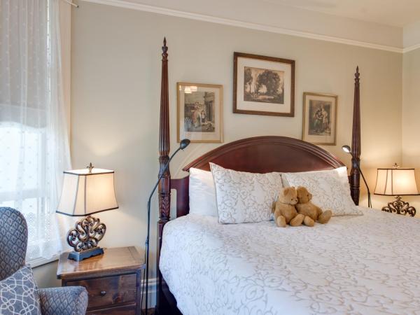 O Canada House Bed & Breakfast : photo 5 de la chambre chambre lit king-size - vue sur ville