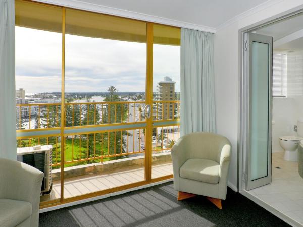 Atlantic Tower Motor Inn : photo 3 de la chambre chambre premium lit queen-size avec baignoire spa