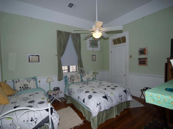 The Burgundy Bed and Breakfast : photo 2 de la chambre chambre avec 1 lit queen-size, 1 lit simple et 1 douche