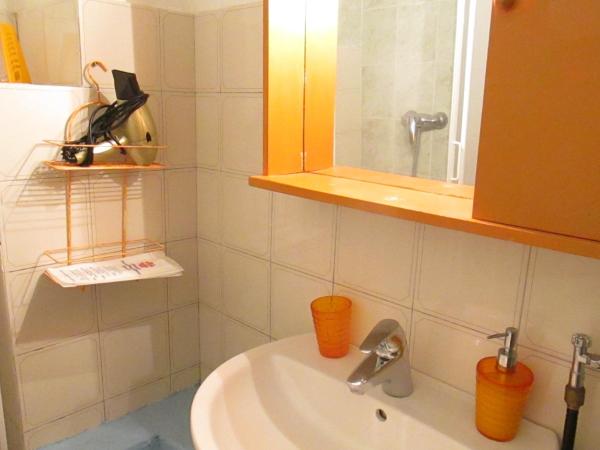 Guest House Erika : photo 8 de la chambre chambre triple avec salle de bains privative