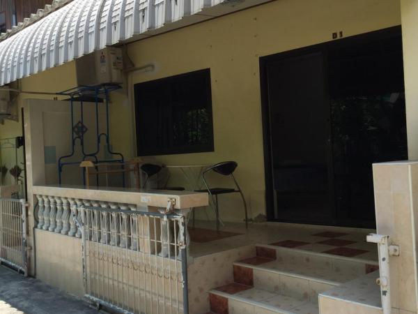 Baan Taweesuk Guest House : photo 2 de la chambre chambre familiale deluxe