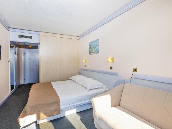 Hotel Plavi Plava Laguna : photo 1 de la chambre chambre classique avec canapé-lit et balcon - vue sur mer