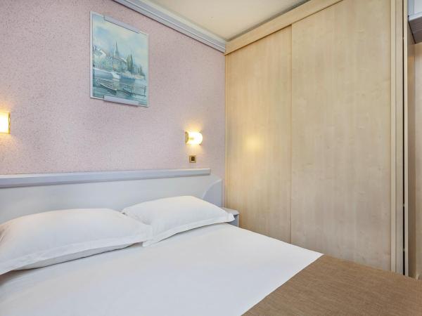 Hotel Plavi Plava Laguna : photo 2 de la chambre chambre simple Économique avec petit lit double - côté parc
