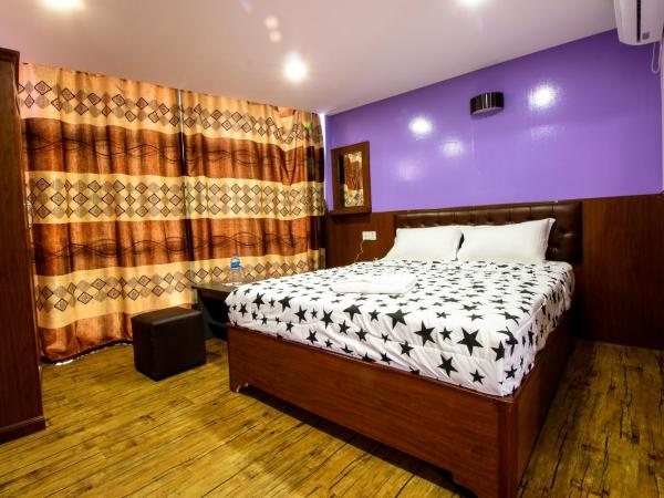 Everest Holiday Inn : photo 2 de la chambre chambre double standard avec ventilateur