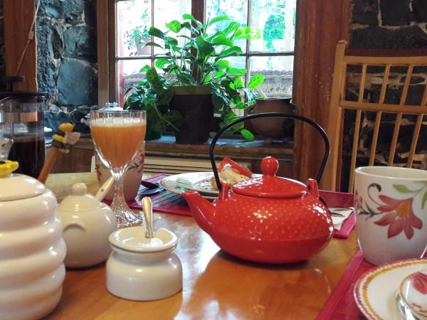 Gîte À l'Augustine : photo 9 de la chambre chambre double - vue sur jardin