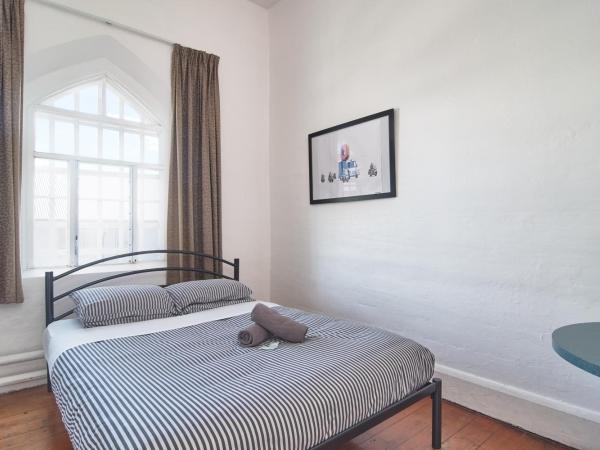 Jailhouse Accommodation : photo 4 de la chambre chambre double avec salle de bains commune