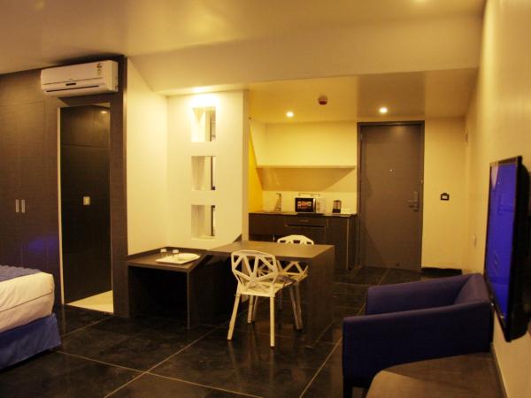 Days Inn & Suites by Wyndham Bengaluru Whitefield : photo 2 de la chambre 1 king bed, mobility accessible business room, roll-in shower, non smoking