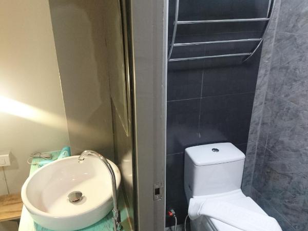 Thapae Gate Lodge : photo 6 de la chambre chambre double Économique climatisée