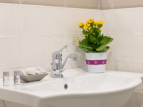 Cerea BnB : photo 6 de la chambre chambre double avec salle de bains privative