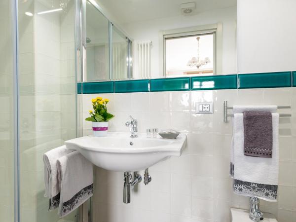 Cerea BnB : photo 4 de la chambre chambre double avec salle de bains privative