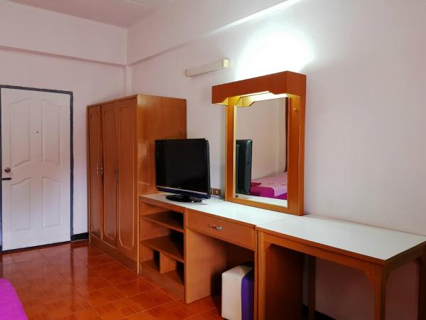 Wiang Inn Mansion : photo 3 de la chambre chambre lits jumeaux avec balcon