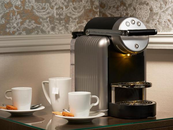 Best Western Premier HBEO Bordeaux Centre : photo 1 de la chambre chambre club moyenne 