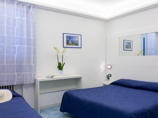 Hotel Il Faro : photo 3 de la chambre chambre triple - vue sur mer