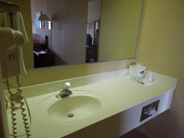 Howard Johnson by Wyndham Virginia Beach : photo 1 de la chambre chambre double avec 2 lits doubles - fumeurs