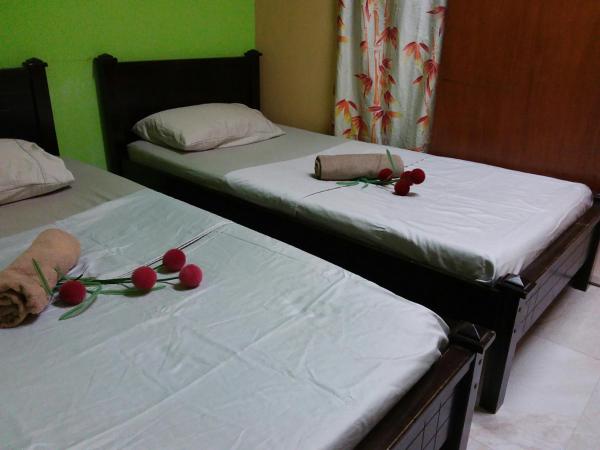 Oasis Guest House : photo 1 de la chambre chambre double ou lits jumeaux avec salle de bains commune