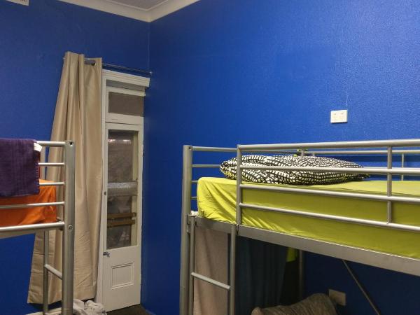 Adelaide Travellers Inn Backpackers Hostel : photo 3 de la chambre lits superposés dans dortoir masculin