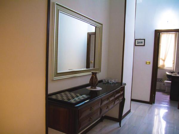 Happy Rooms in Easy House : photo 6 de la chambre chambre familiale avec salle de bains privative