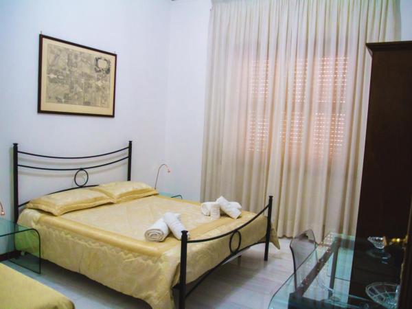 Happy Rooms in Easy House : photo 4 de la chambre chambre familiale avec salle de bains privative