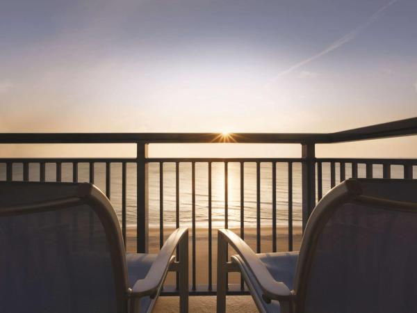 Hyatt House Virginia Beach / Oceanfront : photo 9 de la chambre suite studio lit king-size côté océan avec canapé-lit