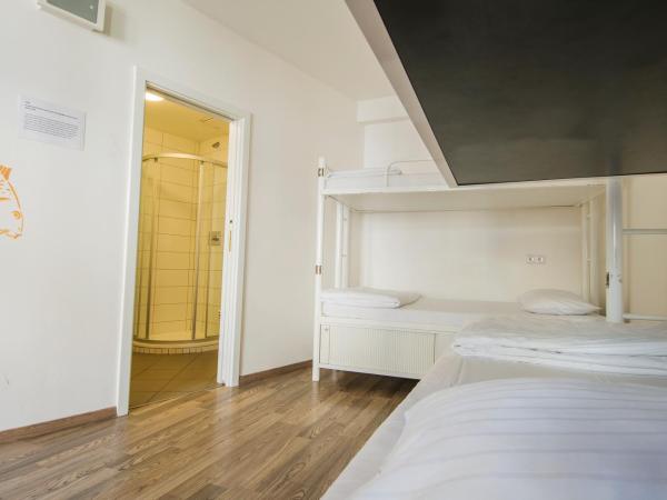 Safestay Prague Charles Bridge : photo 10 de la chambre lit dans dortoir mixte de 4 lits avec salle de bains privative