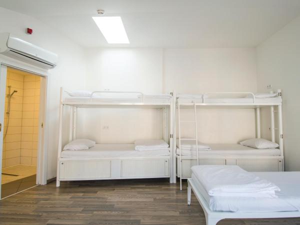 Safestay Prague Charles Bridge : photo 3 de la chambre lit dans dortoir mixte de 6 lits avec salle de bains privative